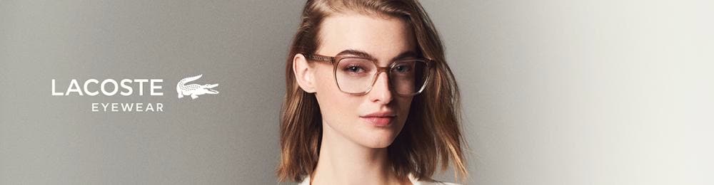 Femme aux cheveux châtain clair mi-longs portant des lunettes correctrices Lacoste transparentes, sur fond gris.