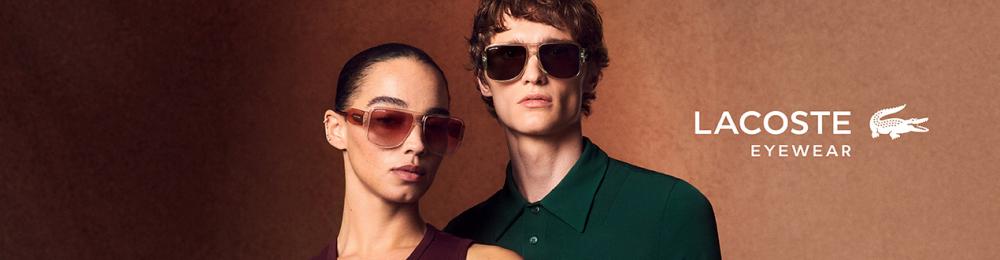 Une femme élégante aux longs cheveux noirs et un homme aux cheveux courts et bouclés, tous deux portant des lunettes de soleil tendance, debout côte à côte sur un fond aux tons chauds.
