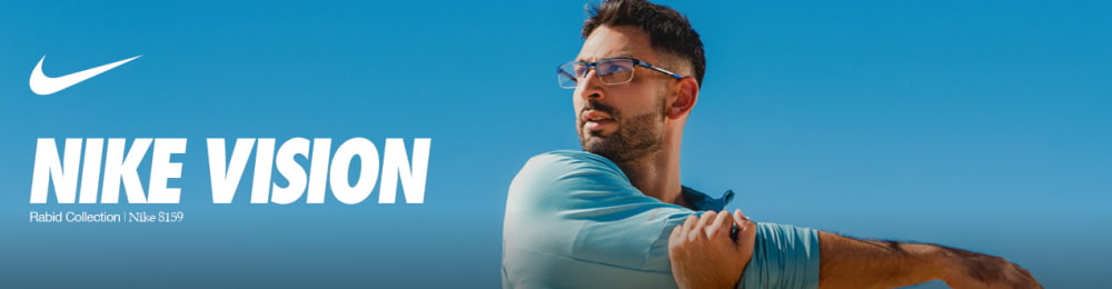 Homme sportif avec lunettes Nike Vision, tenue bleue de sport, ciel bleu en arrière-plan.