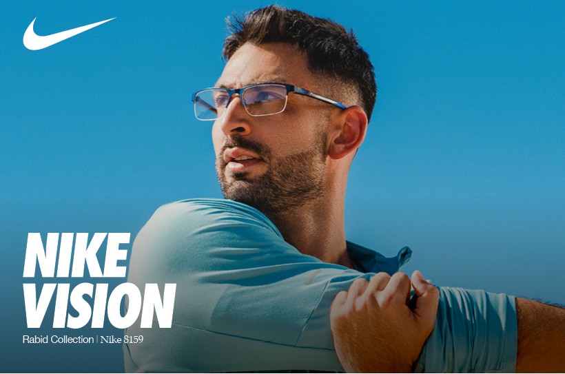 Homme sportif avec lunettes Nike Vision, tenue bleue de sport, ciel bleu en arrière-plan.