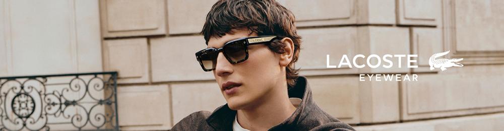 Homme portant des lunettes de soleil rectangulaires noires Lacoste.