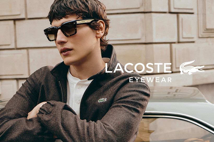Homme portant des lunettes de soleil rectangulaires noires Lacoste.