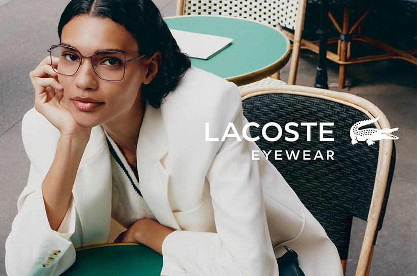 Vrouw met grote rechthoekige bril van Lacoste.