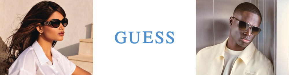 Femme portant des lunettes de soleil Guess noires et un chemisier blanc dans un décor ensoleillé (à gauche) ; homme avec des lunettes de soleil Guess carrées et une veste claire appuyé contre un mur métallique (à droite) ; logo GUESS au centre.