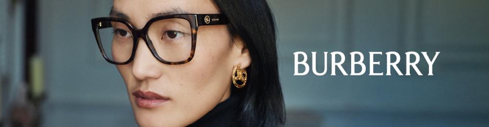 Femme portant de grandes lunettes rectangulaires Burberry et une boucle d’oreille dorée, en gros plan.