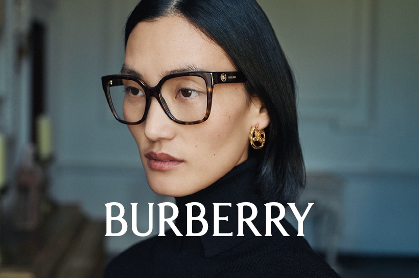 Femme portant de grandes lunettes rectangulaires Burberry et une boucle d’oreille dorée, en gros plan.