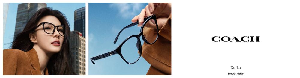Vrouw met lang, donker haar draagt een zwarte Coach-correctiebril en een bruine blazer; op de achtergrond moderne hoogbouw onder een blauwe hemel; rechts in beeld het Coach-logo.