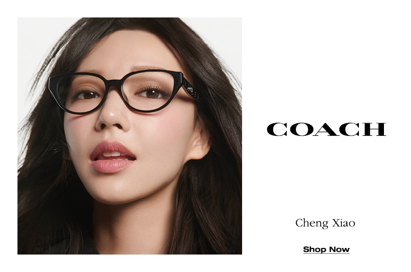 Vrouw met zwarte cat-eye bril van Coach.