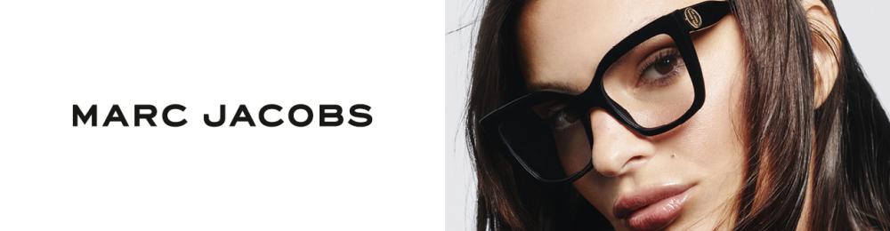 Gros plan d’une femme portant des lunettes noires Marc Jacobs à la forme cat-eye marquée ; logo MJ doré sur la monture.