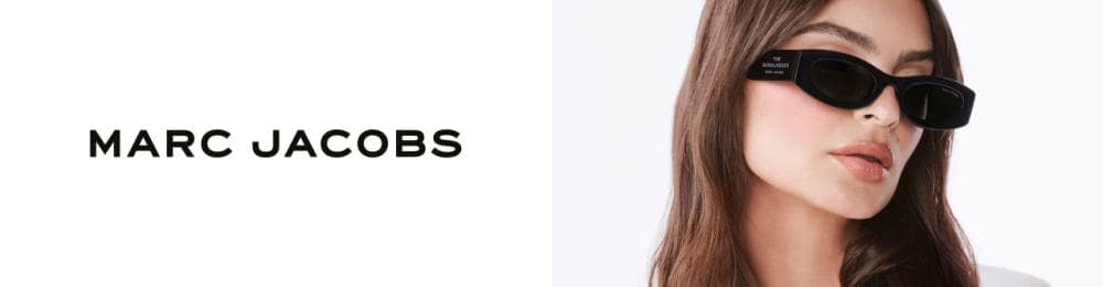Femme aux longs cheveux bruns portant des lunettes de soleil noires et fines de Marc Jacobs.