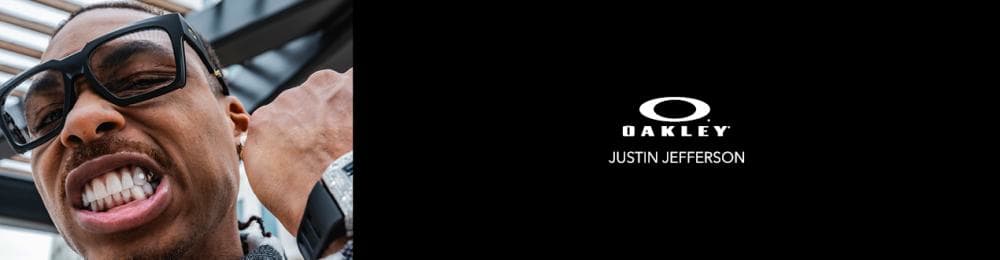 Justin Jefferson draagt een zwarte Oakley bril met een opvallend rechthoekig montuur.