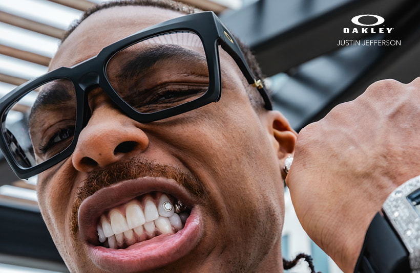 Justin Jefferson draagt een zwarte Oakley bril met een opvallend rechthoekig montuur.