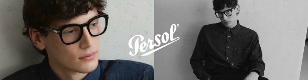 Jeune homme portant des lunettes Persol noires et une chemise en jean ; à droite, assis dans un décor minimaliste en noir et blanc.