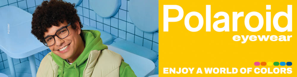 Lachende man met Polaroid bril, groene hoodie en beige bodywarmer in blauwe ruimte.