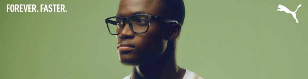 Jeune homme avec lunettes Puma noires sur fond vert; logo et slogan “FOREVER. FASTER.” en haut.