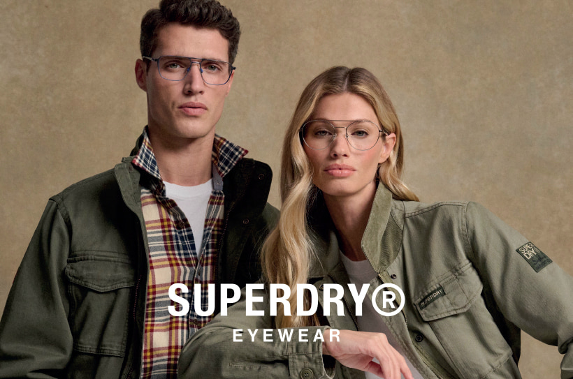 Homme et femme portant des lunettes de vue Superdry et des vestes vertes ; tous deux regardent directement l’objectif devant un fond beige ; en bas, le logo Superdry Eyewear.