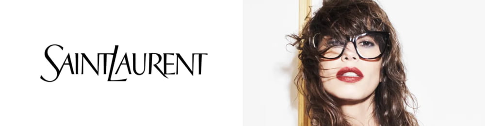 Femme avec lunettes cat-eye Saint Laurent, rouge à lèvres et chemise blanche ; logo à gauche.
