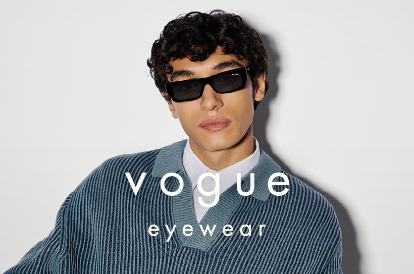 Man met zwarte rechthoekige zonnebril van Vogue Eyewear.