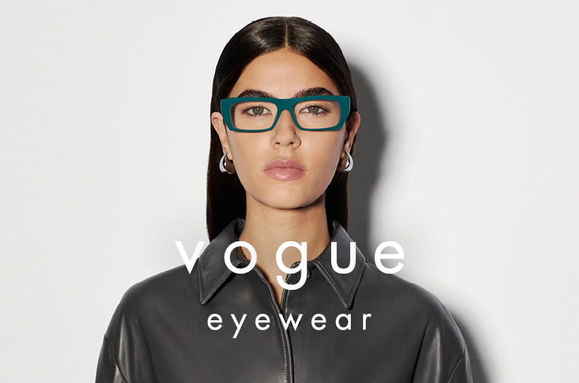 Vrouw met groene rechthoekige bril van Vogue Eyewear.