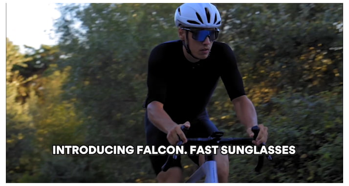 Wielrenner met Falcon sportzonnebril in actie.