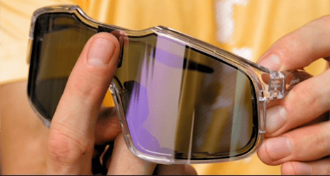 Sportzonnebril met automatische tintaanpassing – close-up van lenskleurverandering