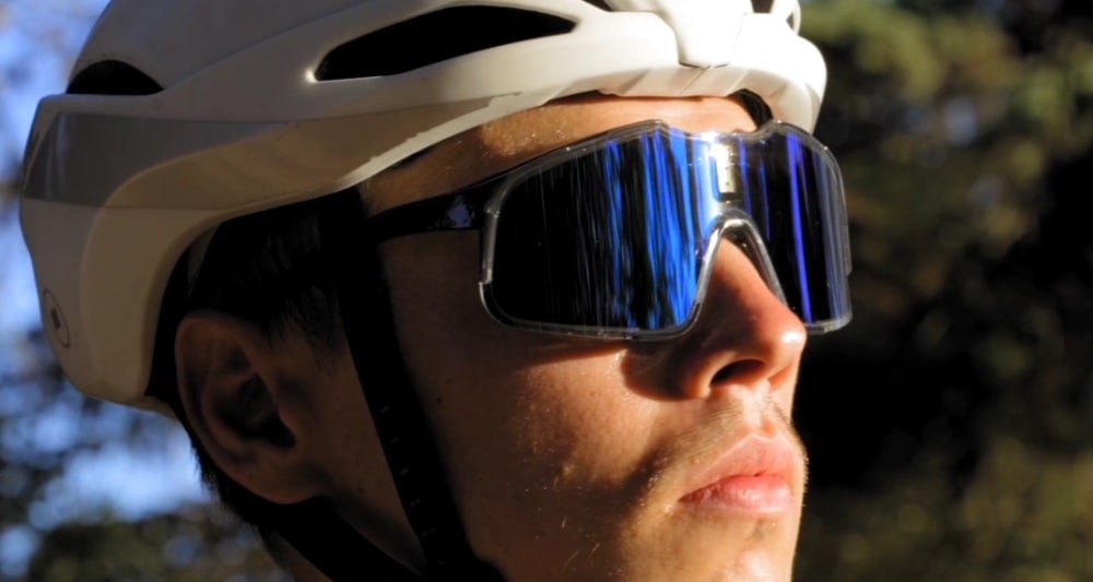 Sportbril met zonne-energie en spiegelende blauwe lenzen.