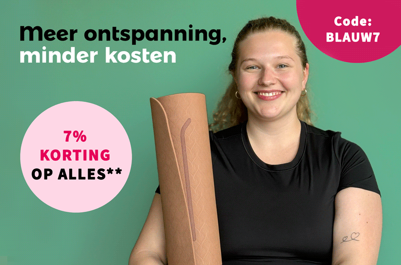 Jonge vrouw met bril voor groene achtergrond.