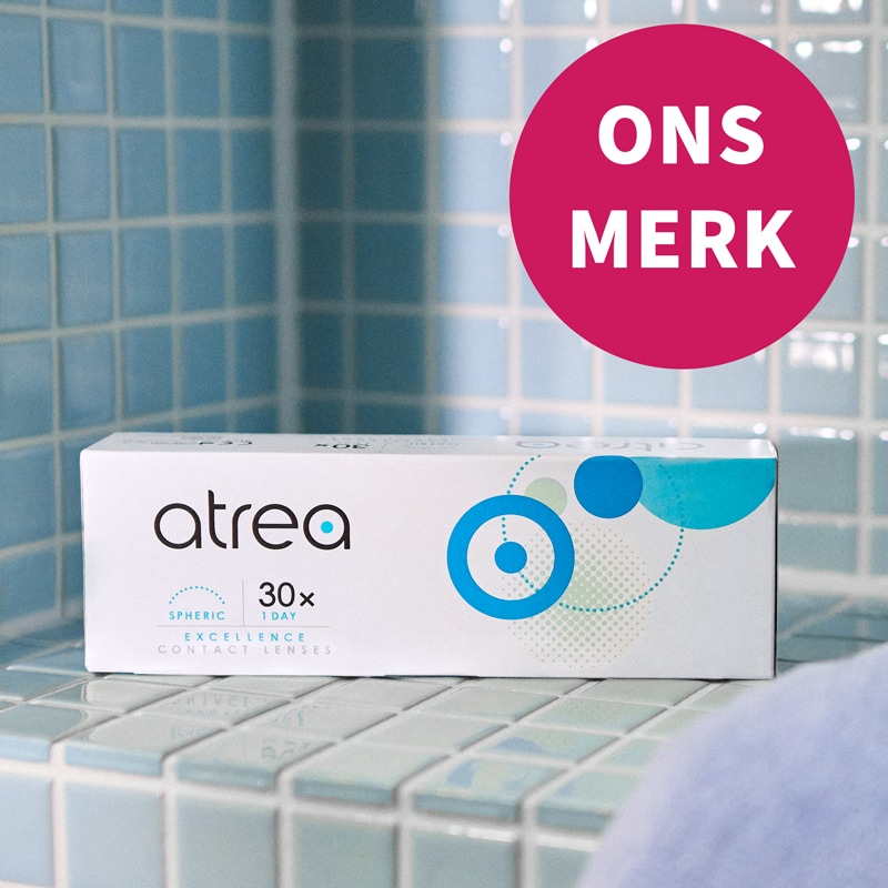 Verpakking van Atrea-contactlenzen in de badkamer.
