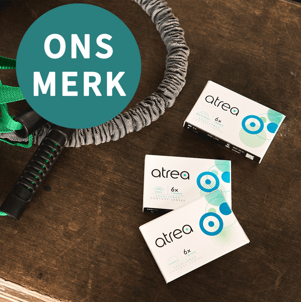 Atrea contactlenzen verpakkingen met fitness accessoire en tekst ‘Ons merk’.