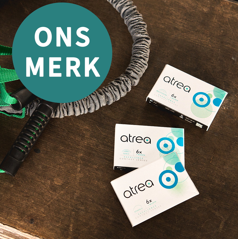 Atrea contactlenzen verpakkingen met fitness accessoire en tekst ‘Ons merk’.