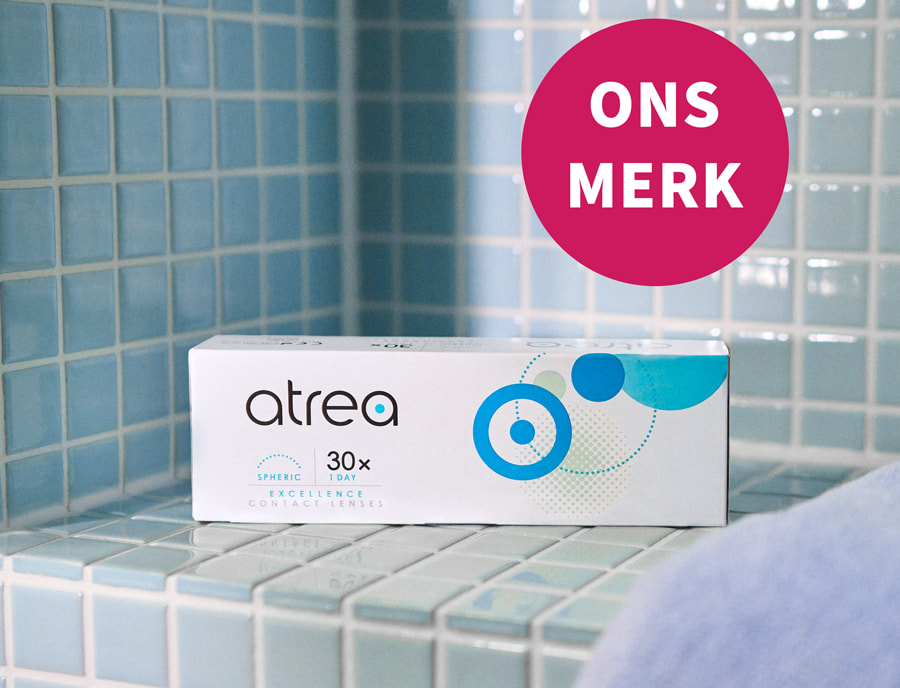 Verpakking van Atrea-contactlenzen in de badkamer.