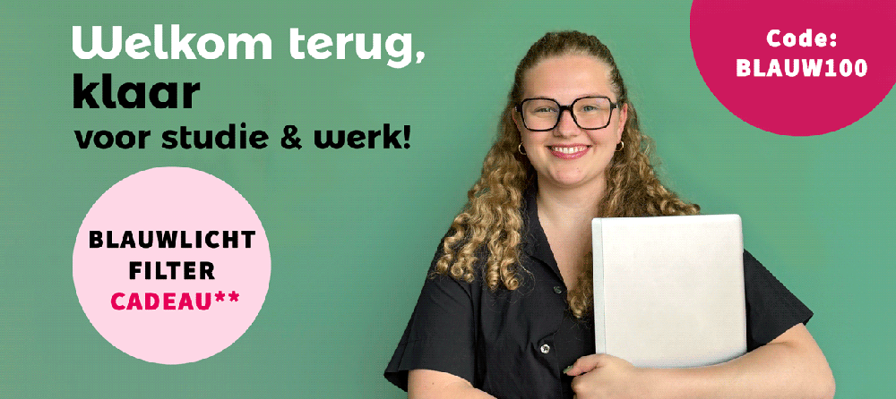 Jonge vrouw met bril voor groene achtergrond.