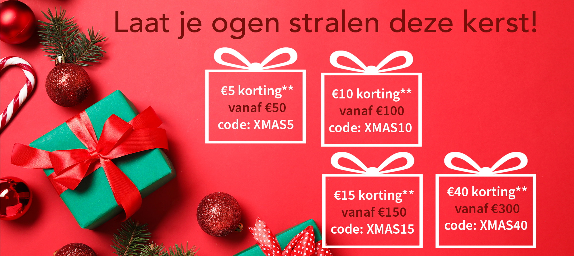 Kerstafbeelding met rode cadeaus en vier kortingscodes: XMAS5, XMAS10, XMAS15 en XMAS40 voor oplopende kortingen.