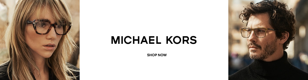 Vrouw en man met Michael Kors-brillen, stijlvolle look in warme stadsomgeving.