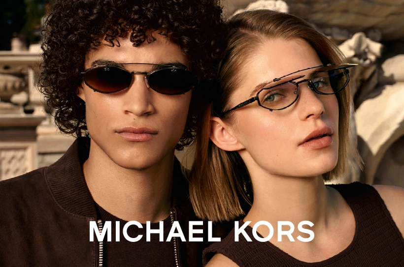 Twee modellen met Michael Kors-zonnebrillen, naast close-up van brillen op steen.