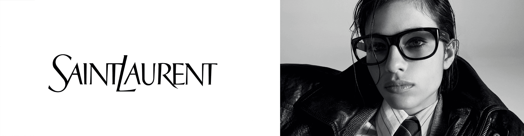 Model met zwarte Saint Laurent-bril, leren jas en stropdas in zwart-wit portret.