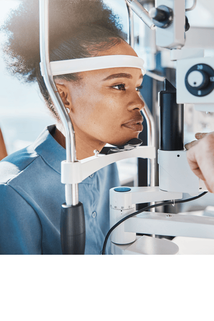 Vrouw ondergaat een oogonderzoek bij een opticien met een oogmeetapparaat.